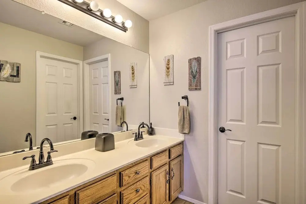 Breezy Mesa Condo w/ Community Pool & Hot Tub