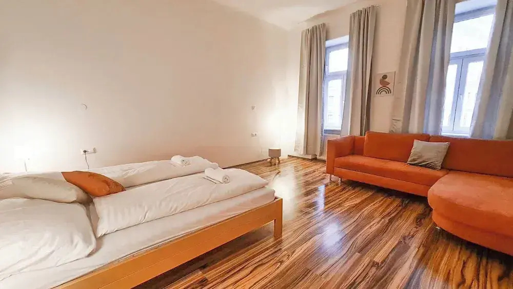 Classic 2BR Viennese Apt Near Downtown
