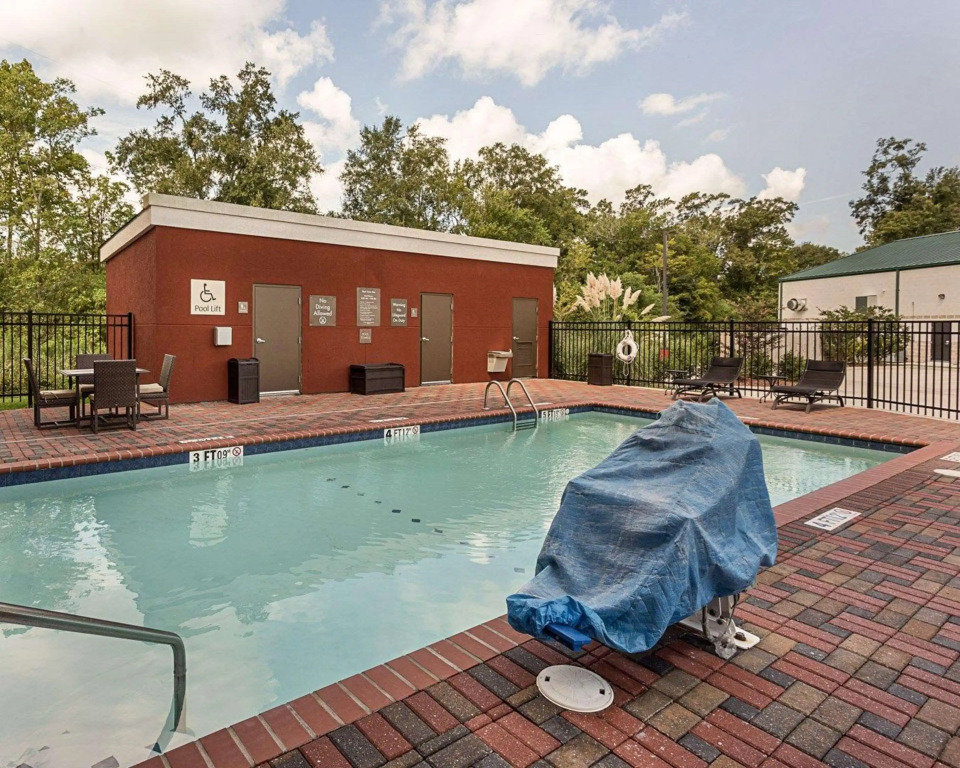 Comfort Suites near Tanger Outlet Mall