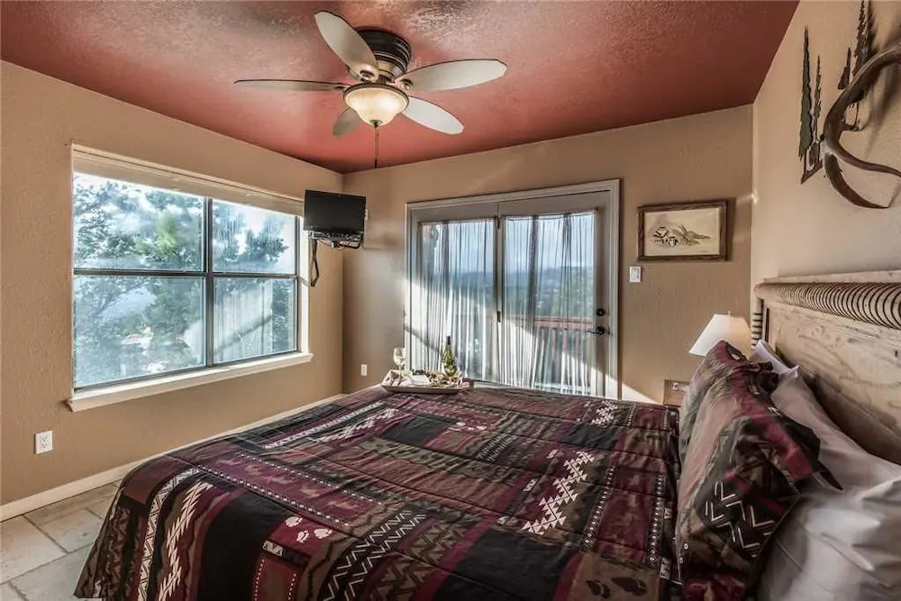 2 Spirit Lodge - Two Bedroom Cabin with Hot Tub