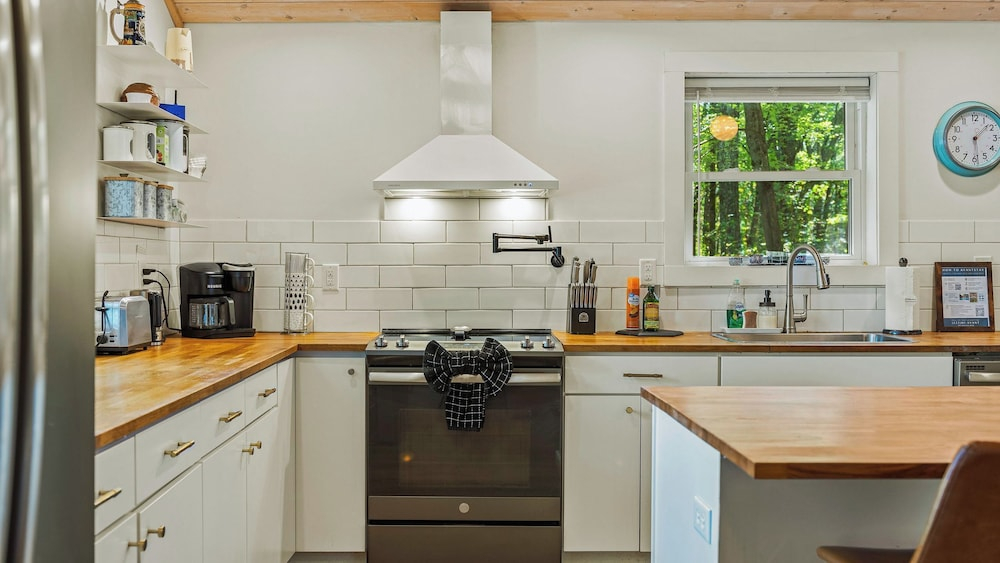 Lake Daze by Avantstay Lakefront w/ Modern Interior, Enclosed Porch & Hot Tub