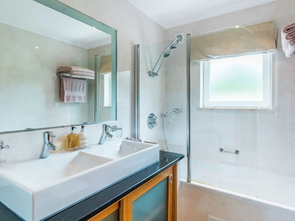 Luxurious Apartment in Lagos with Swimming Pool & Hot Tub
