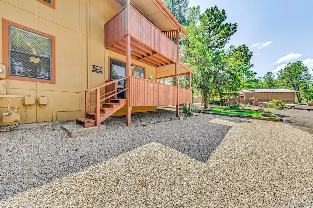 Cozy Ruidoso Condo w/ Deck ~ 2 Mi to Cedar Creek!