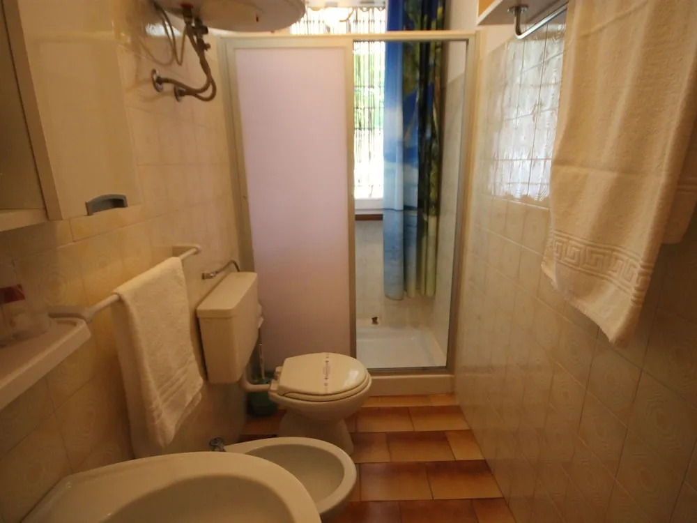 Spacious House near Beach with Private Garden & Interior Car Park