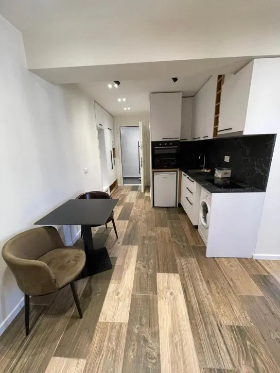 Boutique Central Studio Apartments - ENJOY TRAVEL