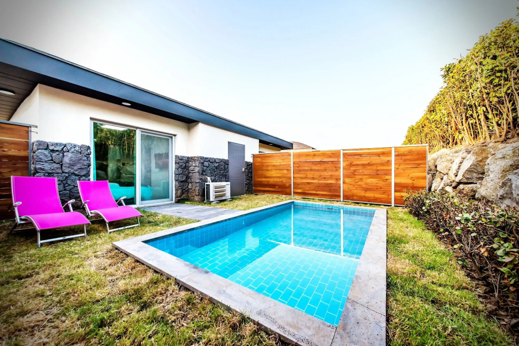 Pool and Villa Sorang
