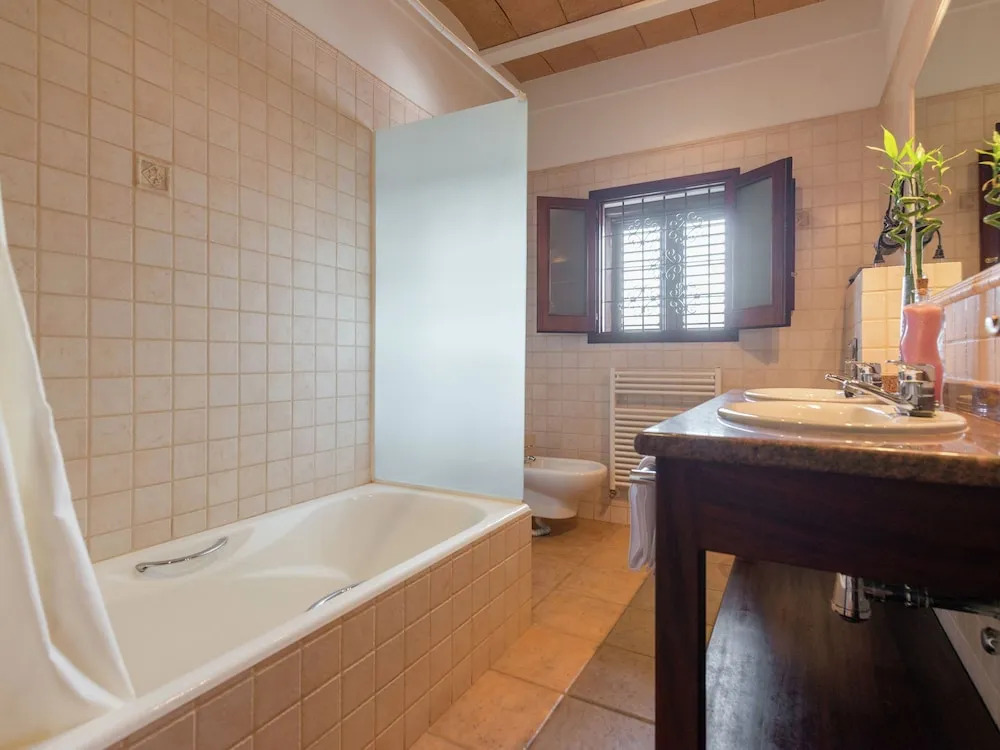 Authentic Finca with Swimming Pool & Hot Tub near Beach