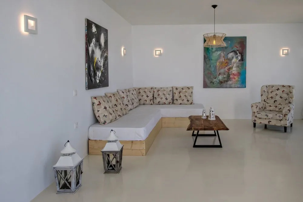 2 Bedroom Apartment With Terrace in Tinos Chora