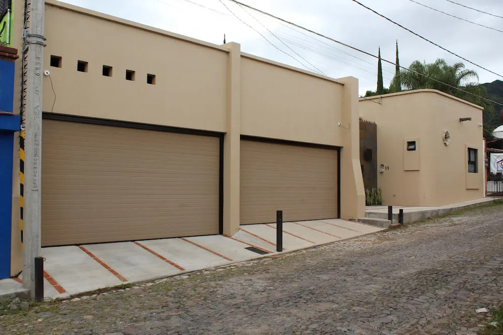 Luxurious 3 Bedroom in Ajijic - Sleeps 6 - Private Gym - Pickleball Court -