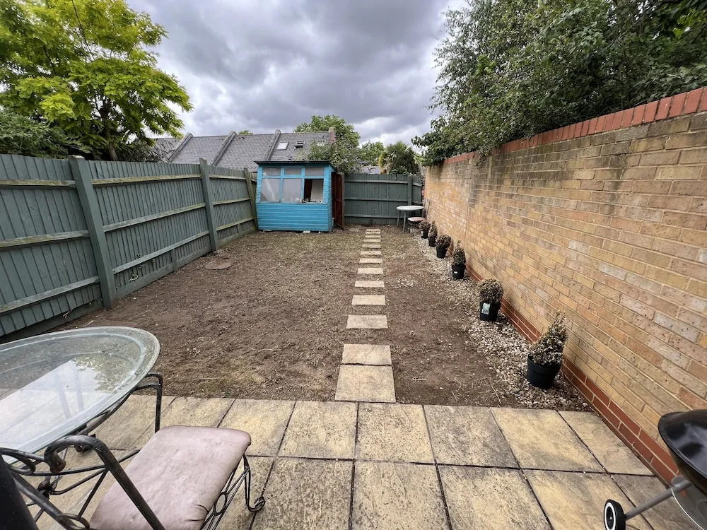 Riverside Townhouse with private Garden
