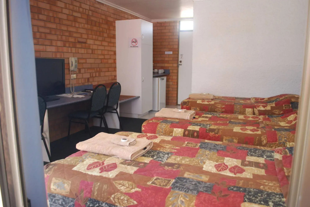 Abajaz Motor Inn - Pool and short walk to Town