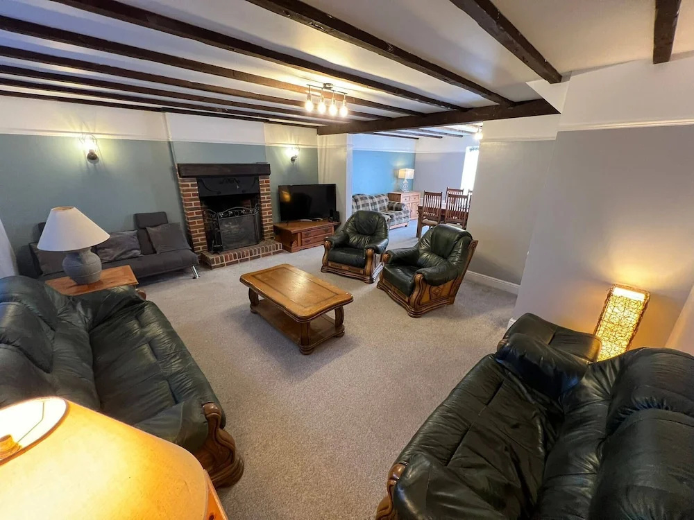 A Village Tranquil Modern Tudor House sea Views