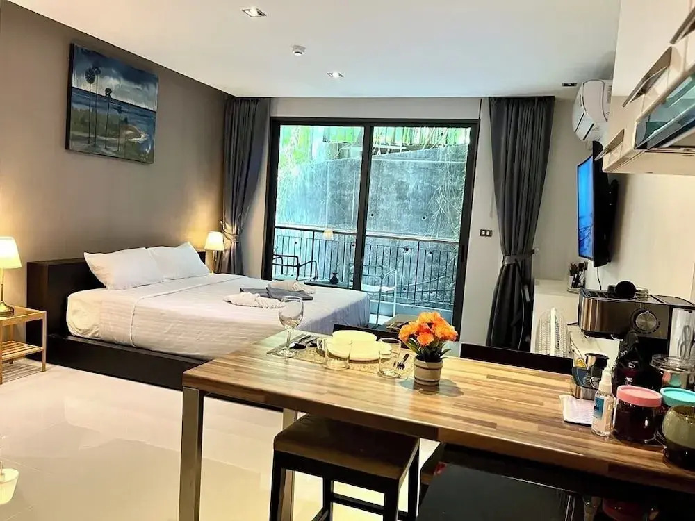 Emerald 211 - Studio With Balcony and Shared Pool