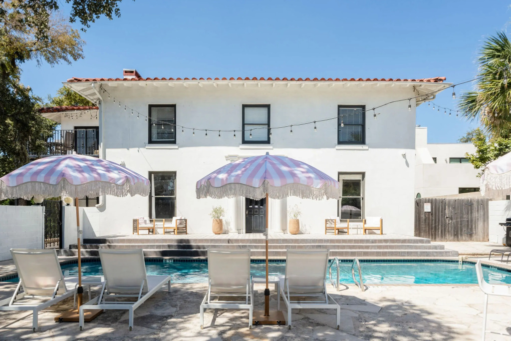 HUGE sundeck patio w pool - mins to DT - Sleeps 19, Austin