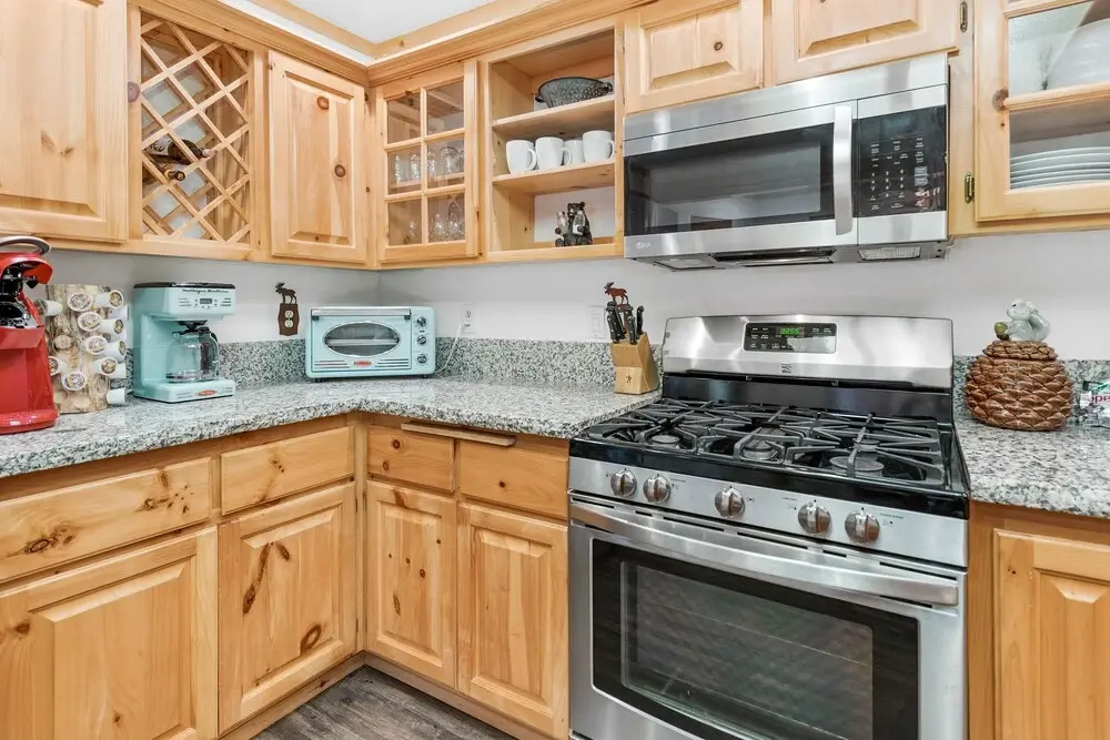 Bullwinkle And Friends Log Cabin - Beautiful Log Home With Hot Tub & Game Room! 3 Bedroom Cabin