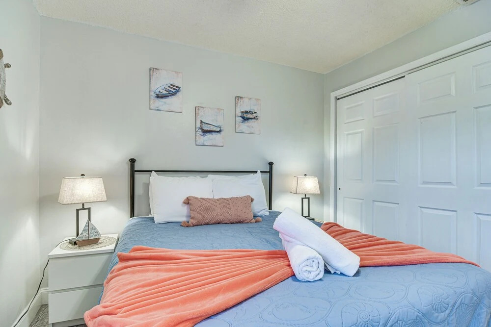 Largo Oasis w/ Pool & Grill: 6 Mi to Beach!