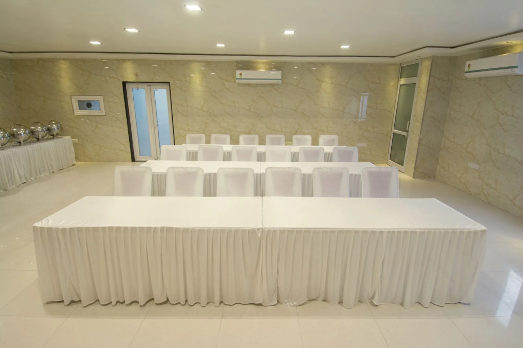 Hotel Metropolitan Near Sindhi Camp