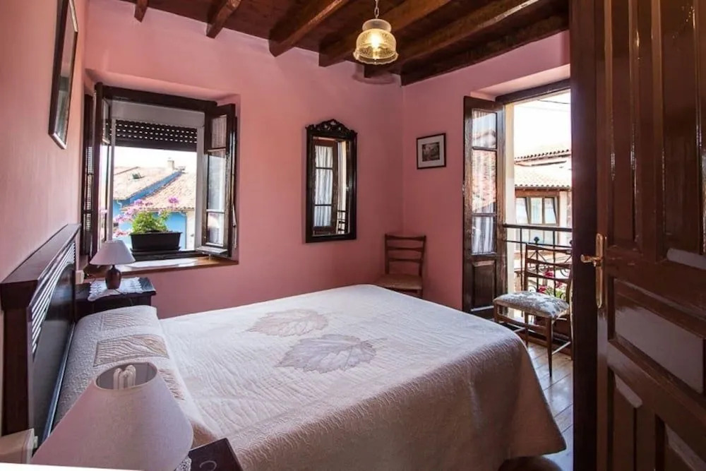 Casa del Cuetu. Traditional village house in Asturias