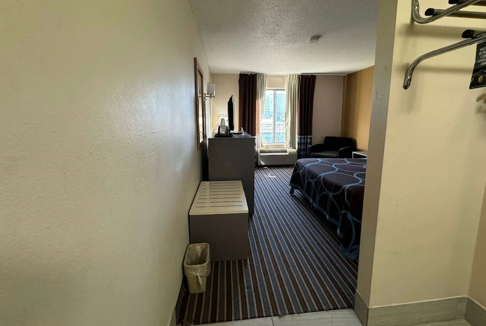 Super 8 Columbia Clark Lane