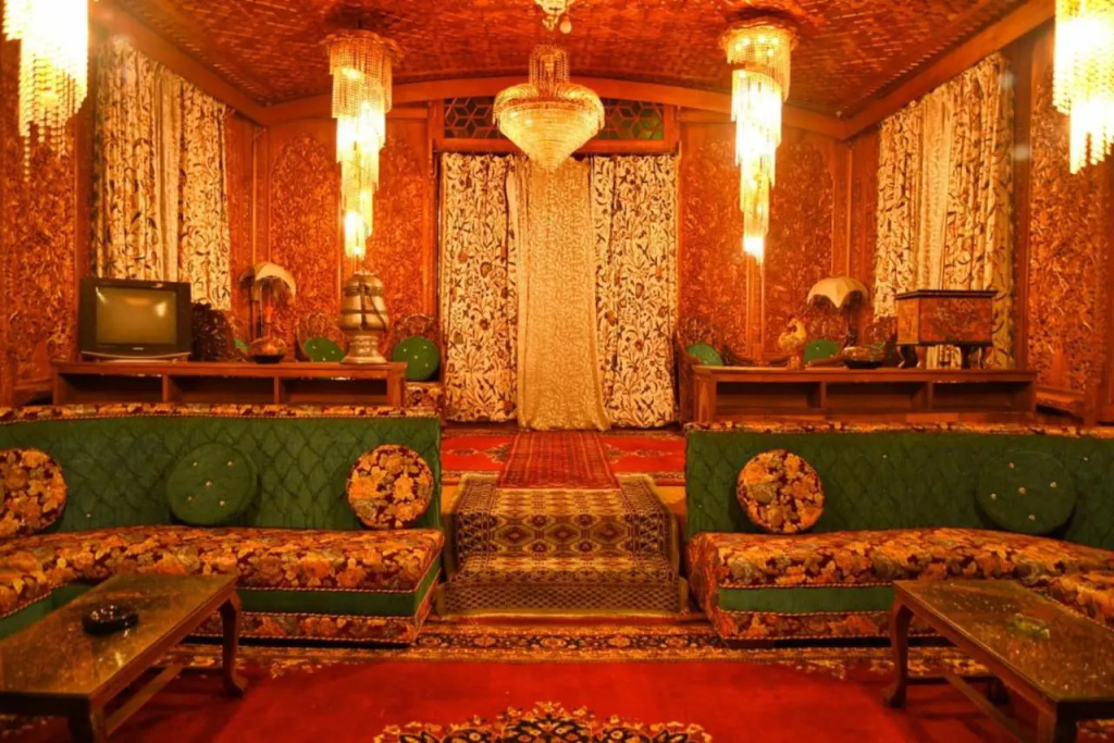 De Laila House Boat by Sterling