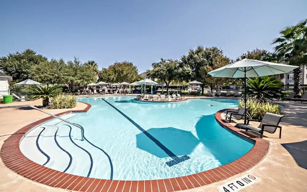 Spacious 2BR King Suites w Pool, Gym, Laundry - Close to Downtown
