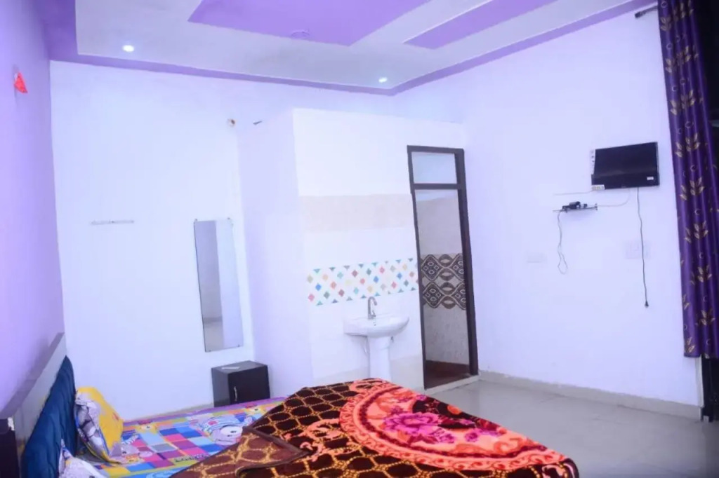 OYO 89044 Raa Inn Room