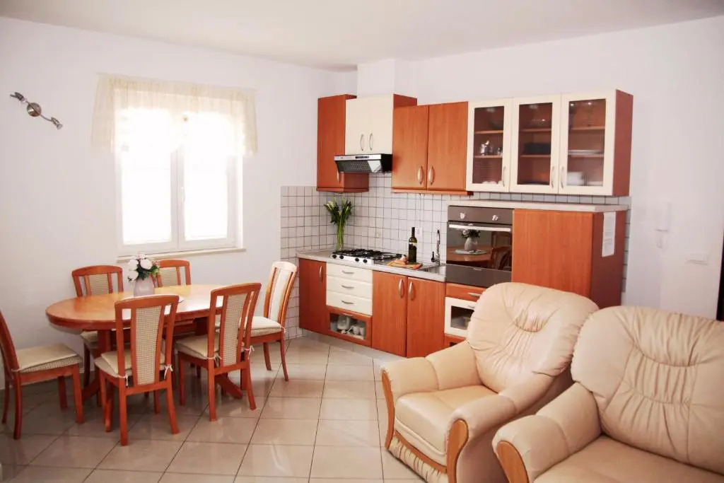 Apartment Matika, terrace apartment 10 minutes walk from center
