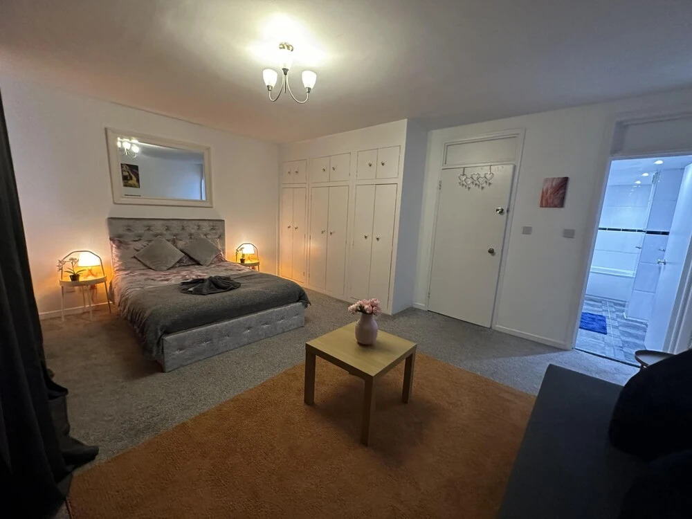 Gorgeous 4 Bedrooms, 5-baths House Central London