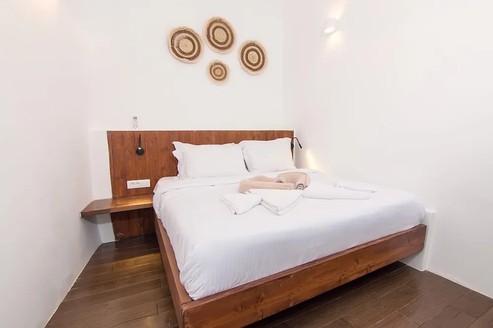 Santorini Luxury Suite w Rooftop Hottub Seaview