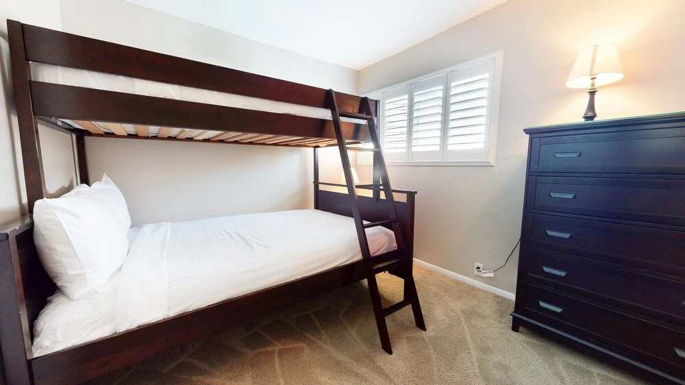 Sierra Manors 8 Pet-Friendly, Short Walk to the Shuttle, Spacious, Centrally Located by RedAwning