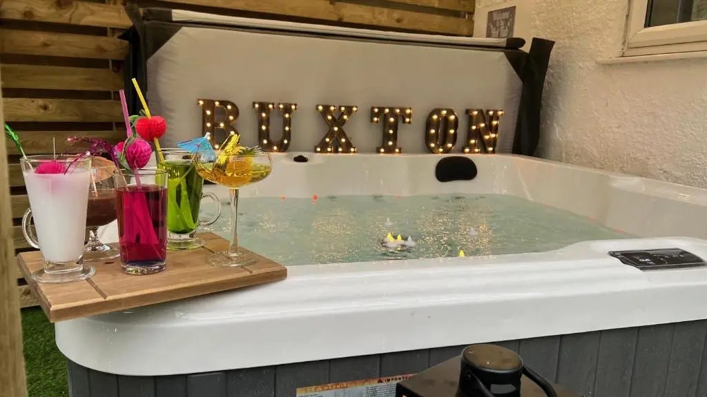 The Hideout With Hot Tub Buxton