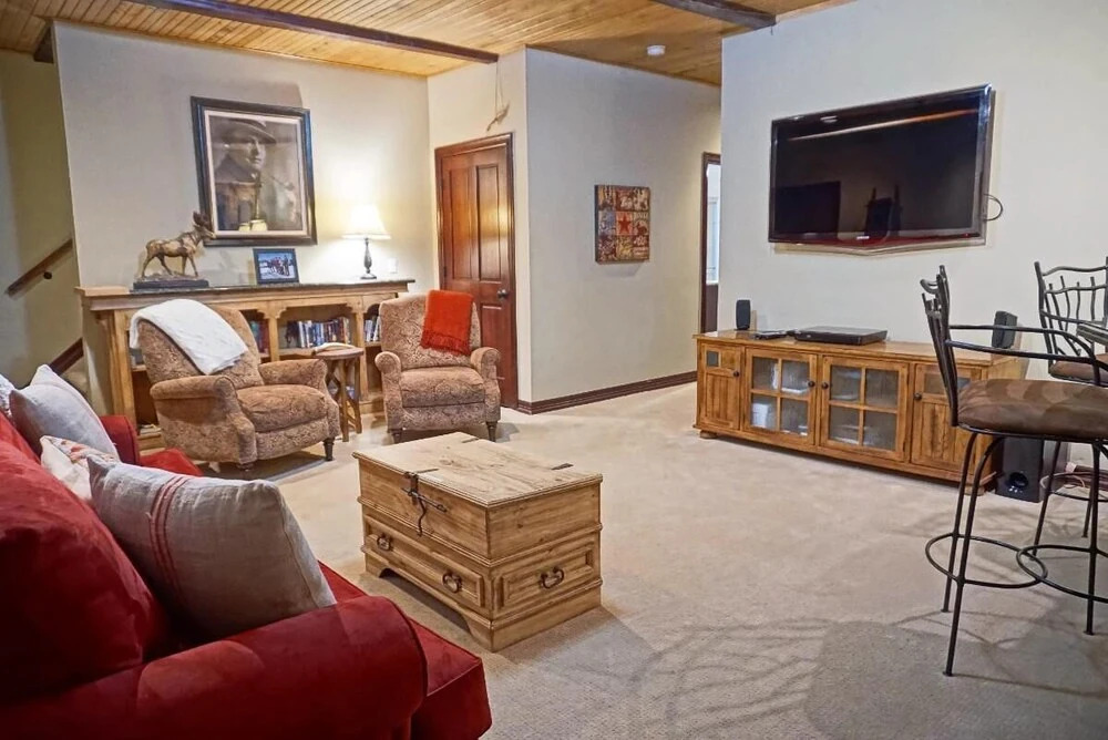 2095 Vermont Rd W Plus - 6 Br Home