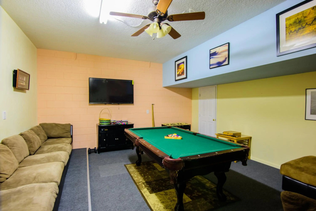 8BR -private swimming pool -gated resort community -suitable for family & group getaways -5 miles to Disney