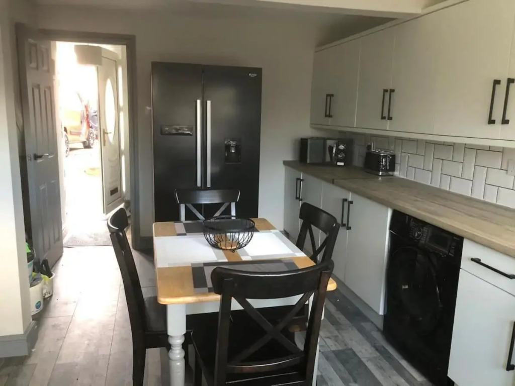 Rowan Place 5 Bedroom Off Street Parking Accommodation