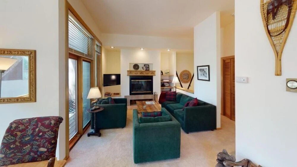 Comfortable and Cozy 2 Bedroom Condo Near Chair Lift 20 in Cascade Village - Shuttle to Vail Village