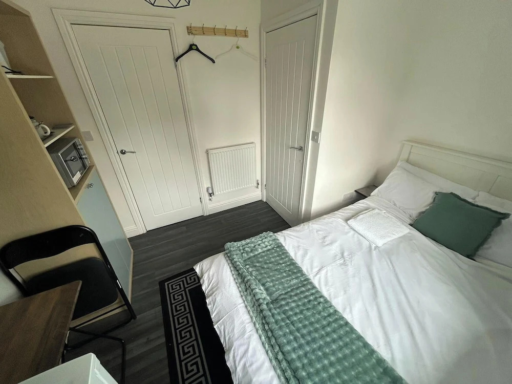 Private Room - Ensuite Bathroom - Free Parking