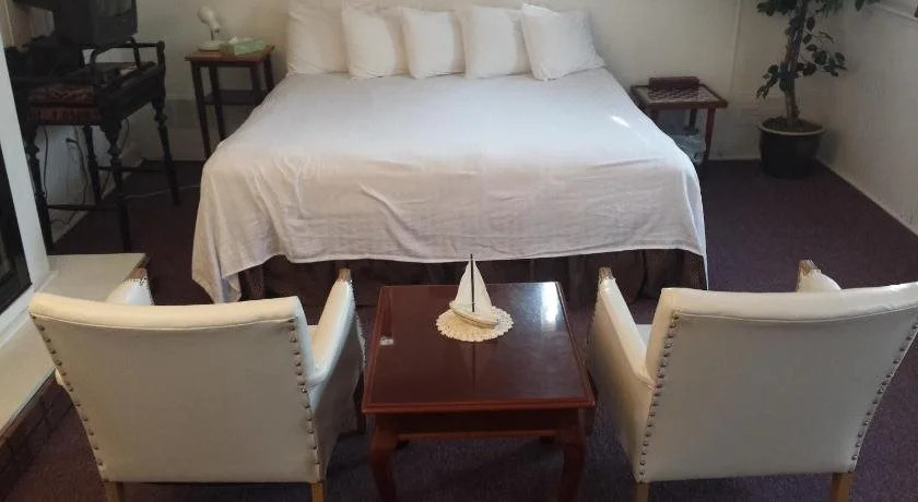 Harbor Haus Inn & Suites