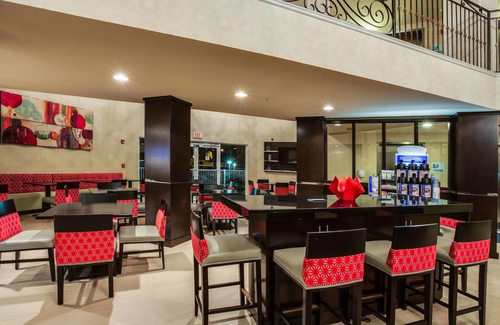 Holiday Inn Express & Suites Naples Downtown - 5th Avenue by IHG
