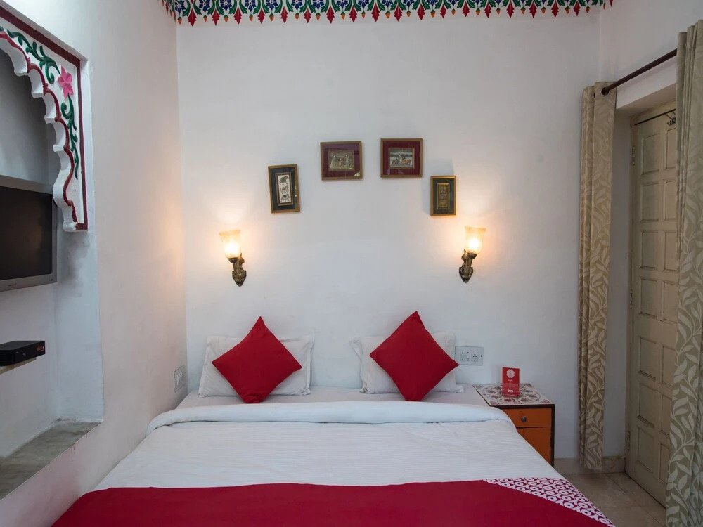 OYO 12726 Home Heritage Lake View Hanuman Ghat