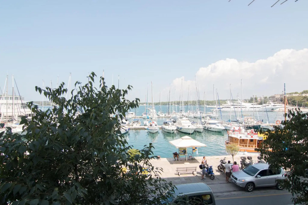 Harbour-Apartment with sea view and parking spot