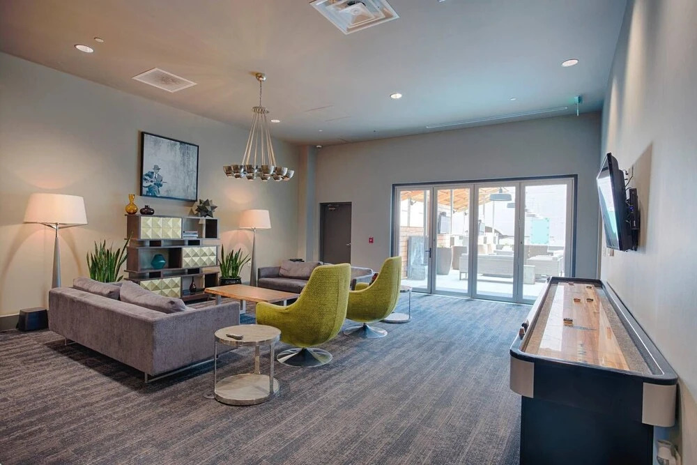 Honky Tonk Luxury 2BR/2BATH - Fast WIFI - Work Area - Free Parking! (CH2)