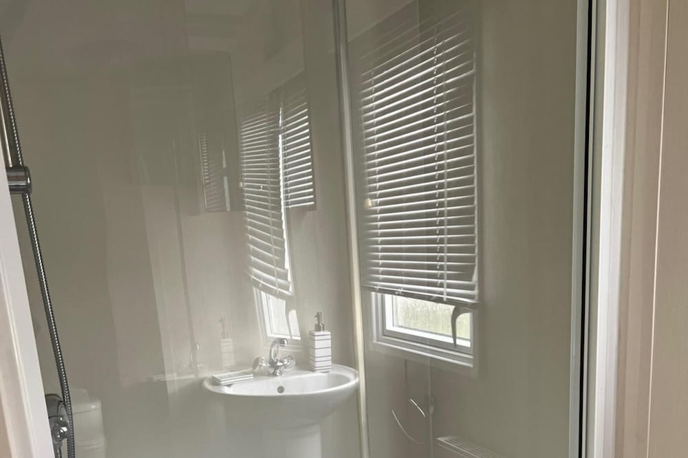 Cabin - Sleeps 6 - Beach 10 Minutes Drive