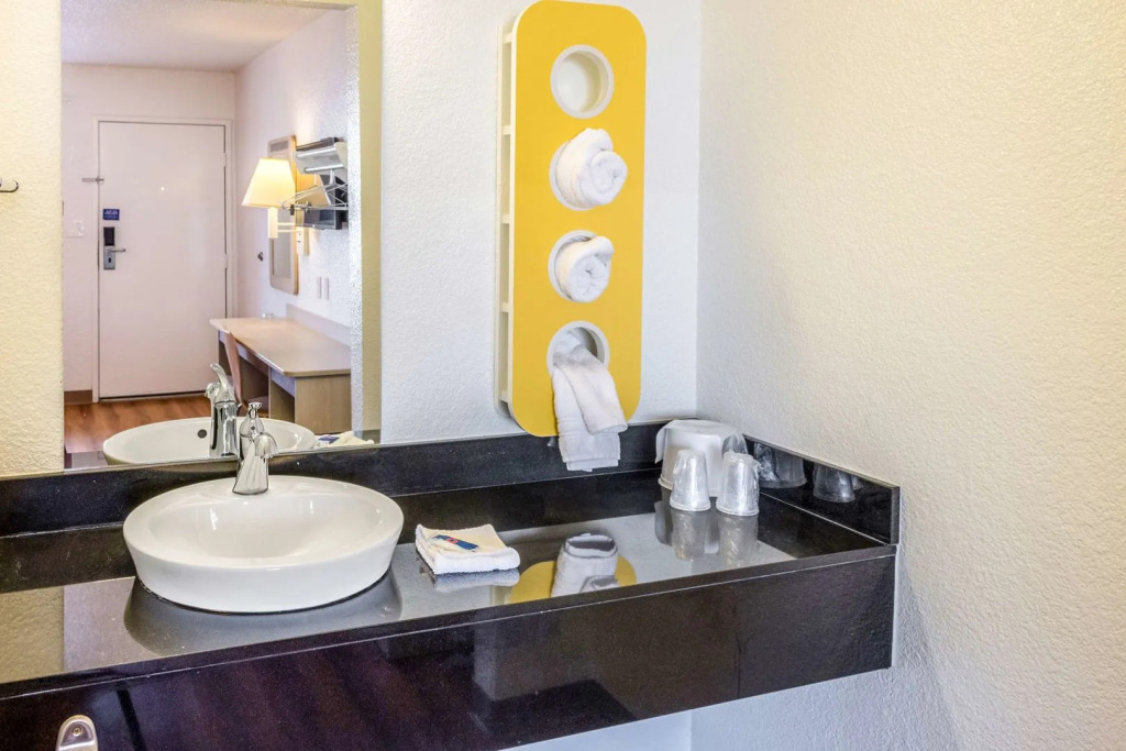 Motel 6 Bakersfield, CA - Convention Center