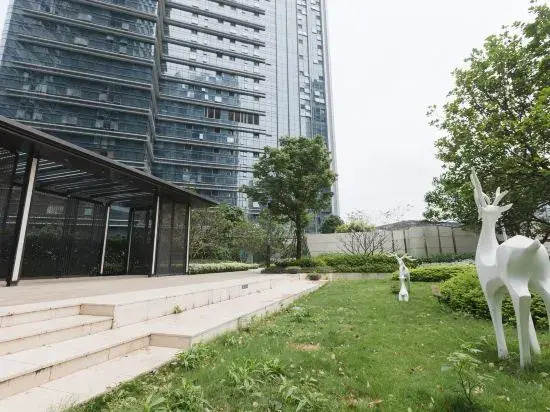 Guangming Yu International Executive Apartment (Phoenix Metro Station Blue Whale World Branch)