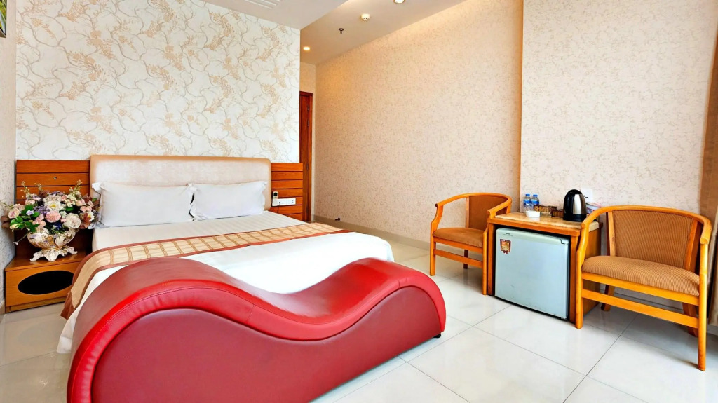 S79 Happy Hotel