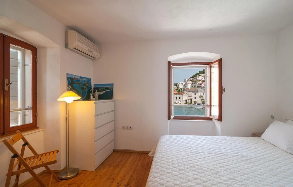 Nice Home in Pucisca With 2 Bedrooms and Wifi