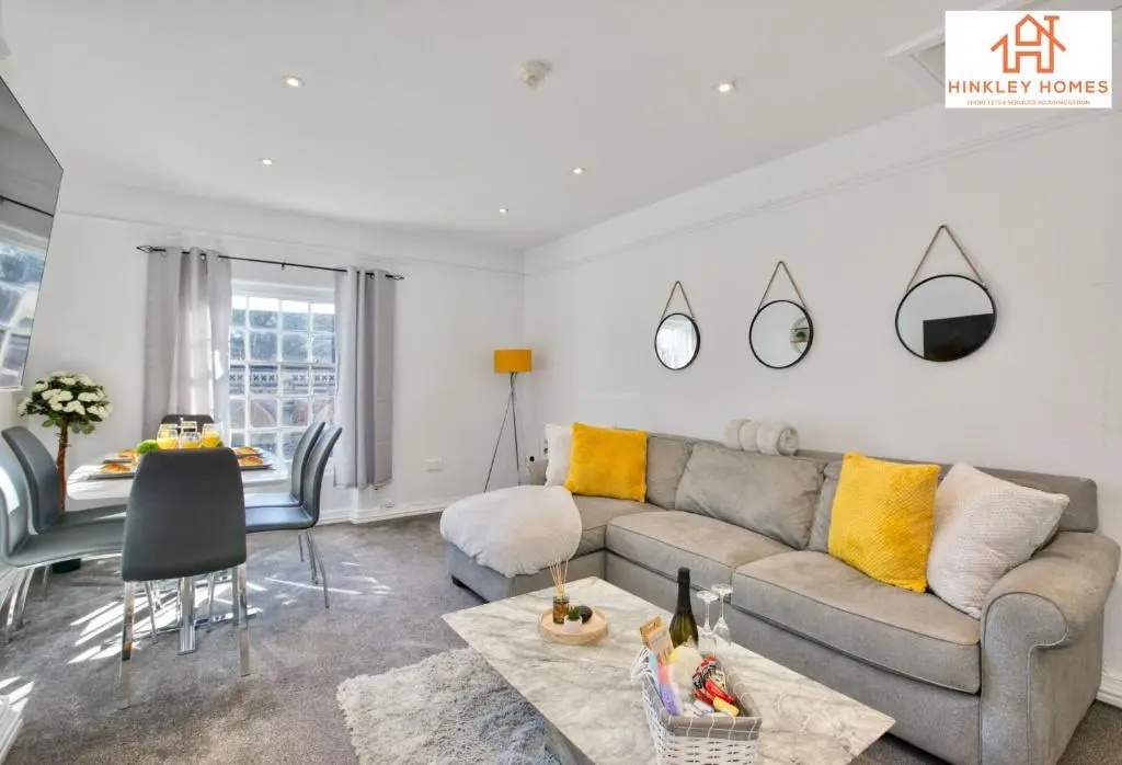 The Highstreet Retreat - Luxurious, Central & Spacious! By Hinkley Homes Short Lets & Serviced Accommodation