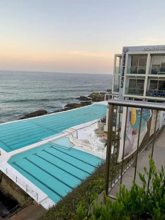 Sleek Contemporary Bondi Beachside Apartment