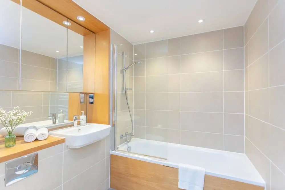 Contemporary 1 Bedroom Apartment in Canning Town With Balcony