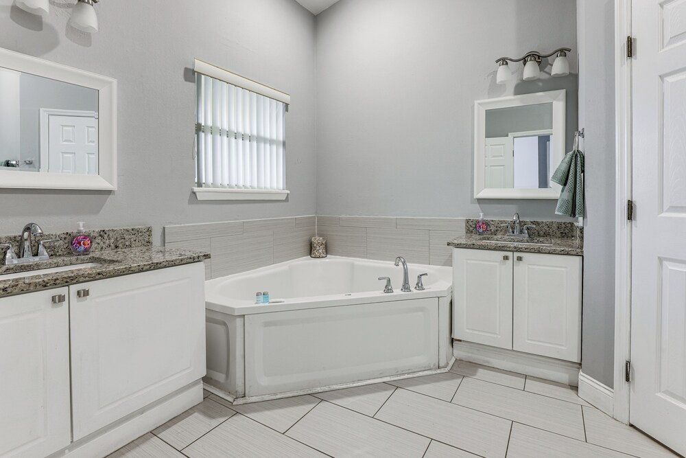 5 Mi to Wdw! Spacious Resort Escape w/ Pool Access